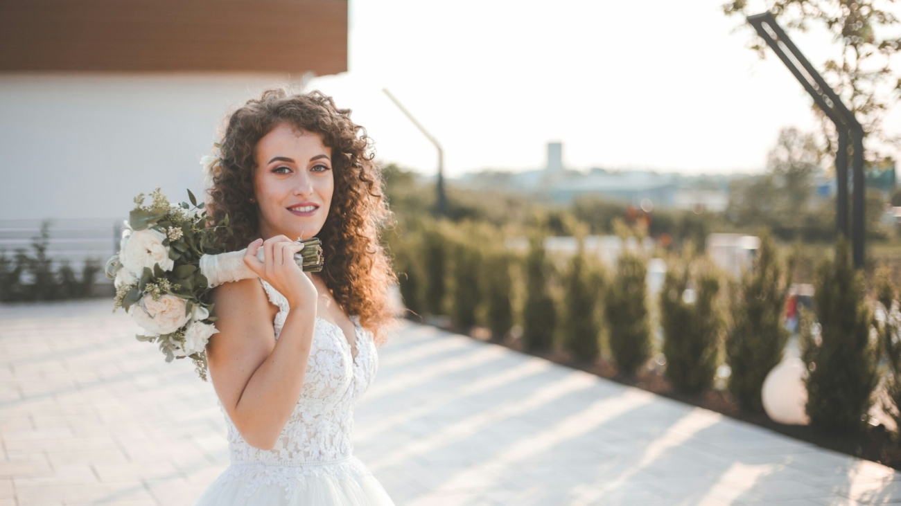 hairstyles for brides with curls